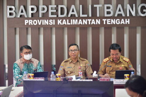 Analis APBN Ahli Muda pada Pusat Kajian Akuntabiliitas Keuangan Negara Badan Keahlian Sekjen DPR RI Sukmalalana, Asisten Perekonomian dan Pembangunan Sekda Prov. Kalteng Leonard S. Ampung bersama Kepala Bappedalitbang Prov. Kalteng Kaspino. (Photo/ay)