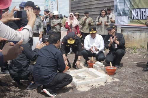 Wagub Kalteng H. Edy Pratowo bersama Mentan Syahrul Yasin Limpo saat melakukan peletakan batu pertama pembangunan RMU Modern di Desa Bentuk Jaya A5 Dadahup Kabupaten Kapuas. (Photo/arif)