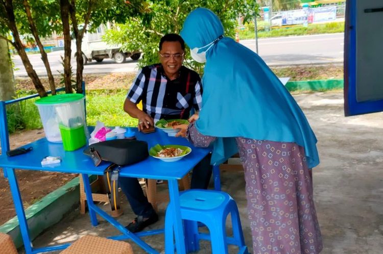 Ketua DPRD Kota Palangka Raya, Sigit K Yunianto, saat membeli jualan PKL di Palangka Raya