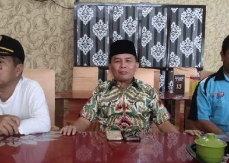 Anggota DPR-RI H. Agustiar Ramadhan saat bersilaturahmi dengan Pimpinan Media dan Organisasi Kewartawanan. (Photo/ivan)