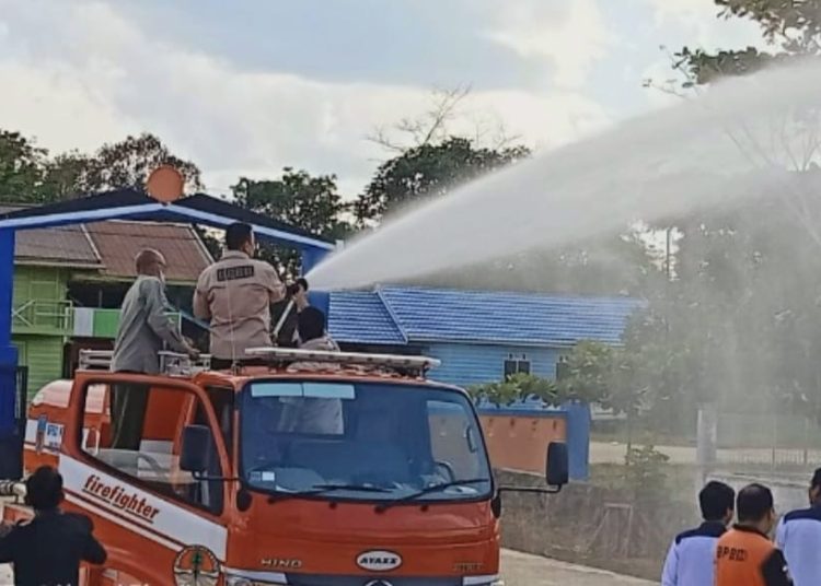 Badan Penaggulangan Bencana Daerah Kabupaten Murung Raya saat melakukan pengecekan dan perawatan mobil Pemadam Kebakaran, Senin (13/3). (helminadi)