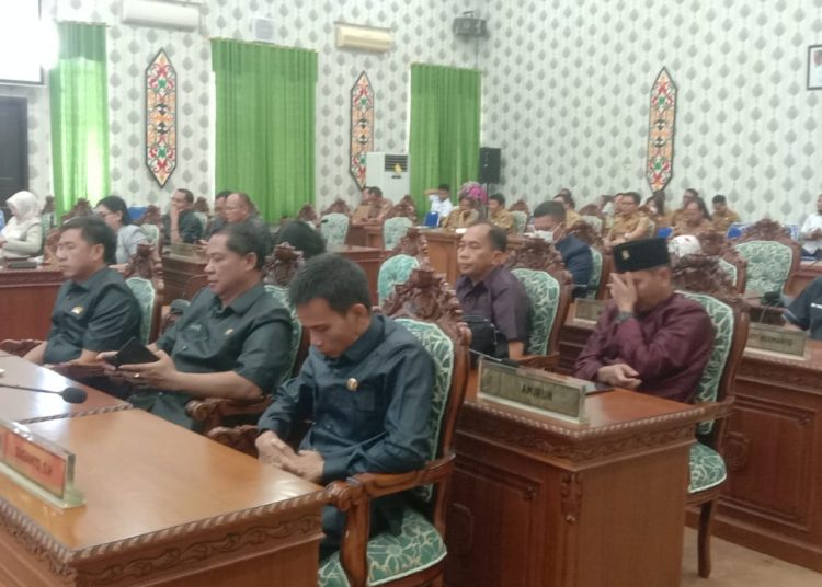 Sejumlah anggota DPRD Kabupaten Katingan saat mengikuti paripurna penyampaian hasil reses, Senin pagi (27/3), di ruang paripurna DPRD setempat. (ist)