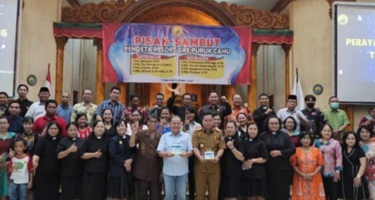 foto bersama Ketua DPRD Mura Doni dan jajaran Resort GKE Puruk Cahu. (ist)