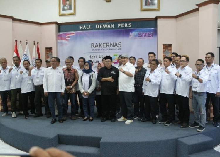 Foto bersama Ketua Dewan Pers DR Ninik Rahayu saat membuka Rakernas SMSI, Senin (6/3). (Istimewa)