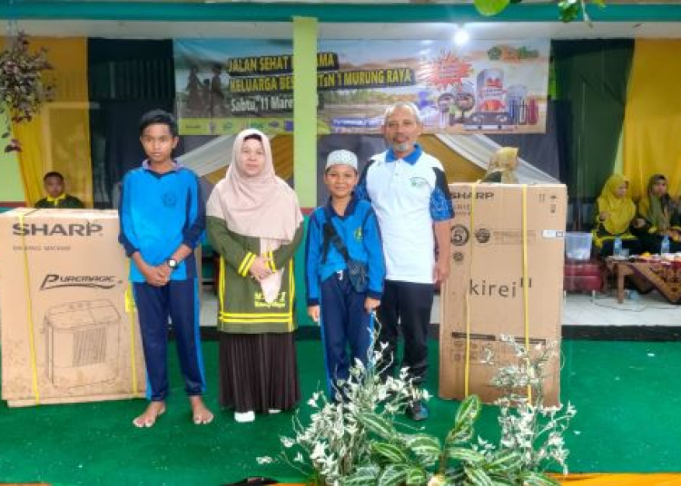 Peserta jalan sehat  milad ke-14 Madrasah Tsanawiyah Negeri (MTsN) 1 Murung Raya, yang mendapatkan hadiah, Sabtu (11/3). (helminadi)