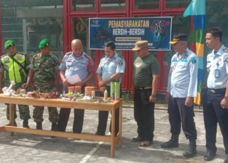 Petugas saat melakukan pemusnahan hasil razia di Lapas Narkotika Kelas II A Kasongan. (Ist)