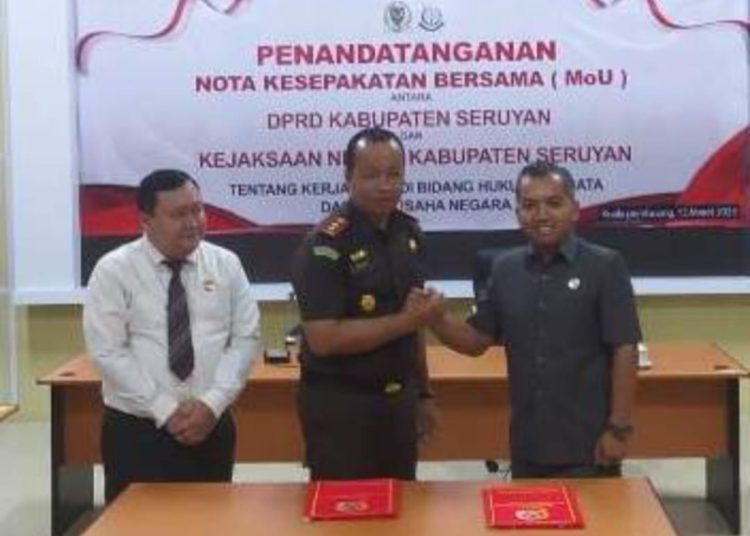 Penandatanganan tersebut dilakukan langsung oleh Ketua DPRD Kabupaten Seruyan, Zuli Eko Prasetyo dan Kepala Kejaksaan Negeri (Kejari) Seruyan, Gusti Hamdani di ruang Rapat Serbaguna DPRD Kabupaten Seruyan, Senin (13/3/2023). Foto : Red