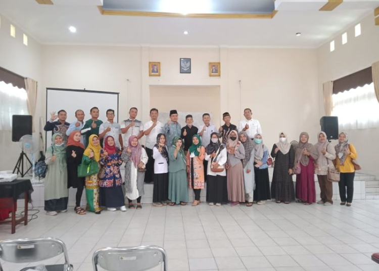 Foto bersama jajaran Madrasah Ibtidaiyah Negeri (MIN) 1 Kota Palangka Raya usai menggelar rapat Komite Madrasah, Rabu (15/3). (Ist)