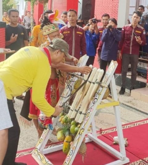 Prosesi adat saat menyambut kedatangan Bupati Bengkayang. (ist)