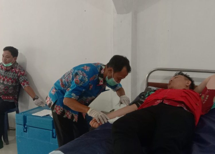 Salah seorang masyarakat Kasongan yang bersedia mendonorkan darahnya pada peringatan HUT PPNI ke 49 yang digelar oleh DPD - PPNI Kabupaten Katingan, Kamis pagi (16/3). (ist)