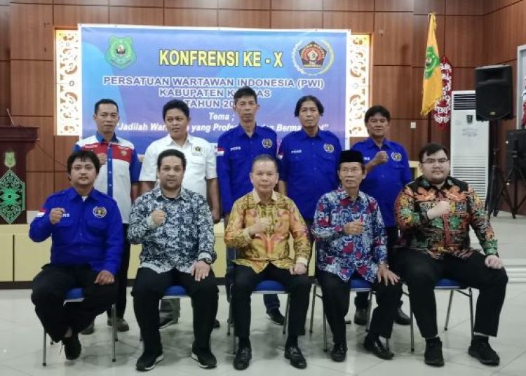 Foto bersama Bupati Kapuas didampingi Wakil Bupati Drs HM Nafiah Ibnor,  M.Si, Ketua PWI Provinsi Kalimantan Tengah H Haris Sadikin dan jajaran. (Ist)