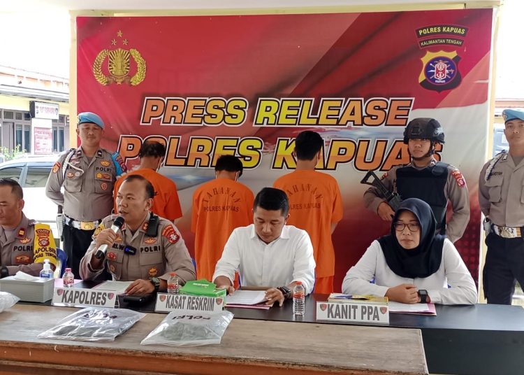 Kapolres yang didampingi Kapolsek Kapuas Tengah Iptu Rahmad Tuah dan Kasat Reskrim Iptu Iyudi Hartanto saat menggelar Press Release di lantai bawah Aula Tingang Menteng Panunjung Tarung Polres Kapuas, Senin (13/3). (Nasution)