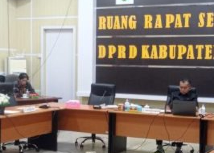 Rapat kerja bersama Dinas Koperasi, Perindustrian dan Perdagangan (Diskoperindag) Seruyan, di Ruang Rapat Serbaguna DPRD Seruyan, Selasa (21/3/2023). Foto : Ist