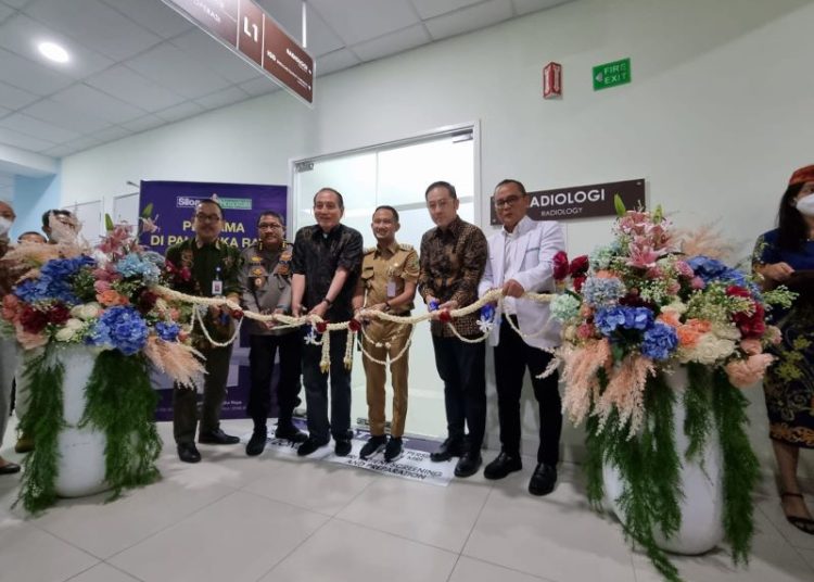 Jajaran RS Siloam saat peresmian MRI yang juga dihadiri Walikota Palangka Raya Fairid Nafarin, Rabu (15/3). (Ist)