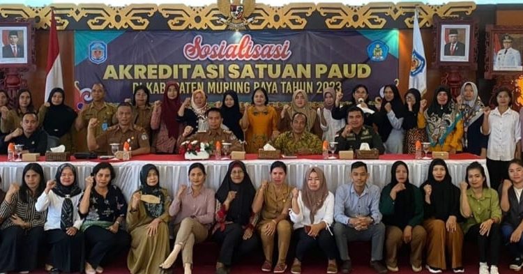 Sekretaris Daerah Murung Raya, Hermon didampingi Kepala Dinas Pendidikan dan Kebudayaan Murung Raya, Ferdinand Wijaya foto bersama dengan peserta sosialisasi akreditas satuan PAUD di Aula Setda Gedung B di Puruk Cahu, Selasa (14/3). (ist)