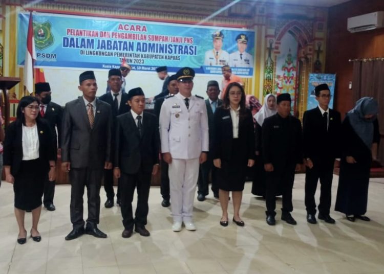 Acara pelantik serta mengambil sumpah janji jabatan 12 Pejabat setingkat eselon III, IV dan IV/a  di lingkungan Pemerintah Kabupaten Kapuas pada Jum'at siang, (10/03). (ist)