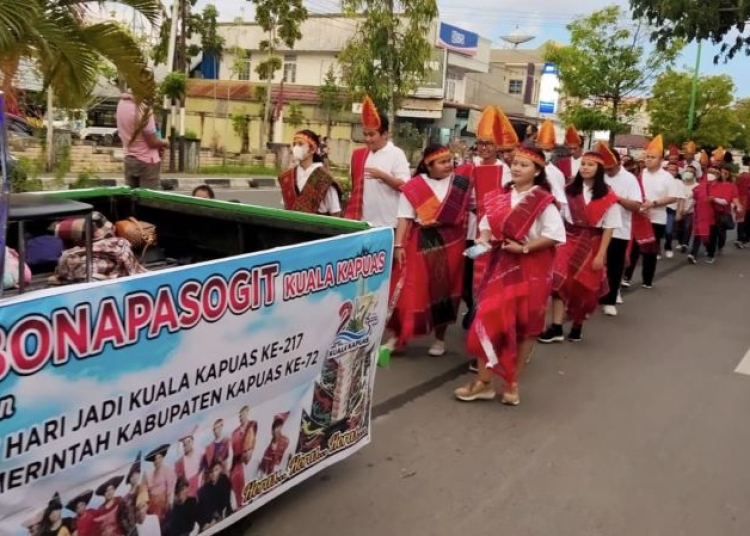 Bona Pasogit saat turut memeriahkan Pawai Budaya dalam  memperingati HUT Kuala Kapuas dan HUT Pemkab. (ist)