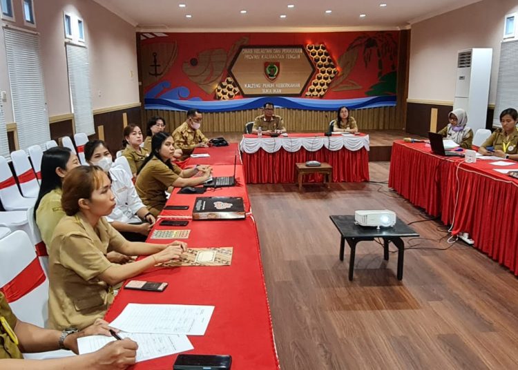 Kepala Dislutkan Prov. Kalteng Darliansjah beserta Tim PPID Dislutkan Prov. Kalteng mengikuti Sosialisasi Anugerah Tinarbuka via zoom meeting di Aula Dislutkan Prov. Kalteng. (Photo/ck)