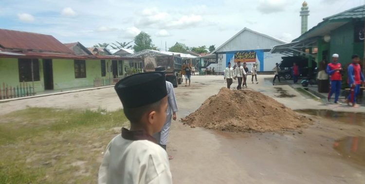 Sukarelawan Santri Dukung Ganjar (SDGJ) Kalteng saat mengunjungi Pondok Pesantren Al-Huda di Jalan Pantai Junjung Buih VII, No.12, Kelurahan Langkai, Kecamatan Pahandut, Kota Palangka Raya, Rabu (22/3/23).