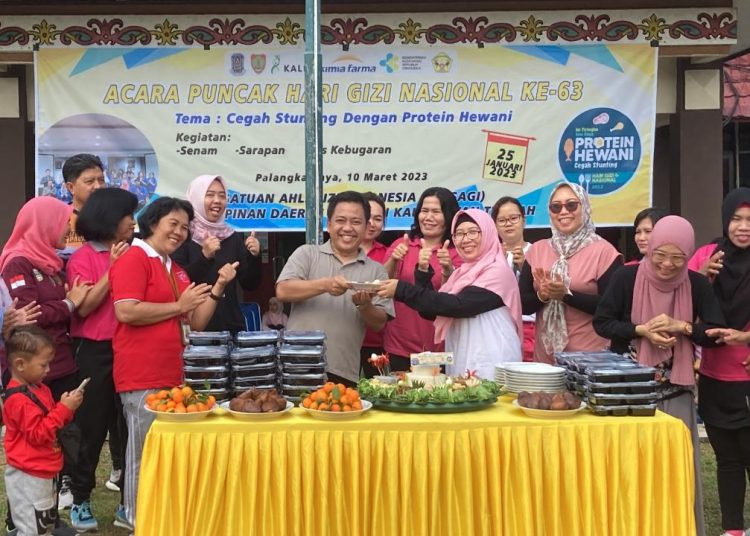 Puncak Peringatan Hari Gizi Nasional ke 63 Kalteng ditandai dengan pemotongan nasi tumpeng oleh Ketua DPD PERTSAGI Kalteng Ririn Norhaisna. (Photo/ist)