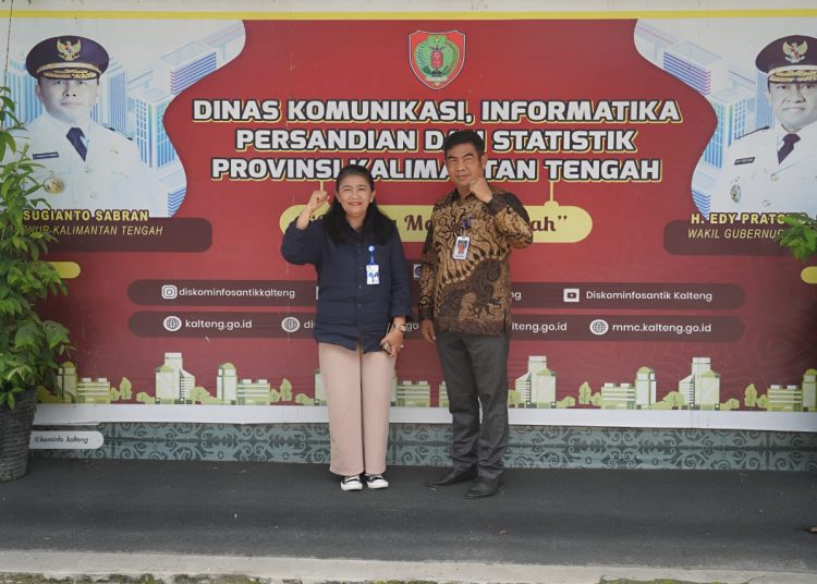 Sesi Foto Kepala Diskominfosantik Prov. Kalteng Agus Siswadi bersama dengan Kepala Stasiun TVRI Kalteng Sanny Damanik. (Photo/aldo)