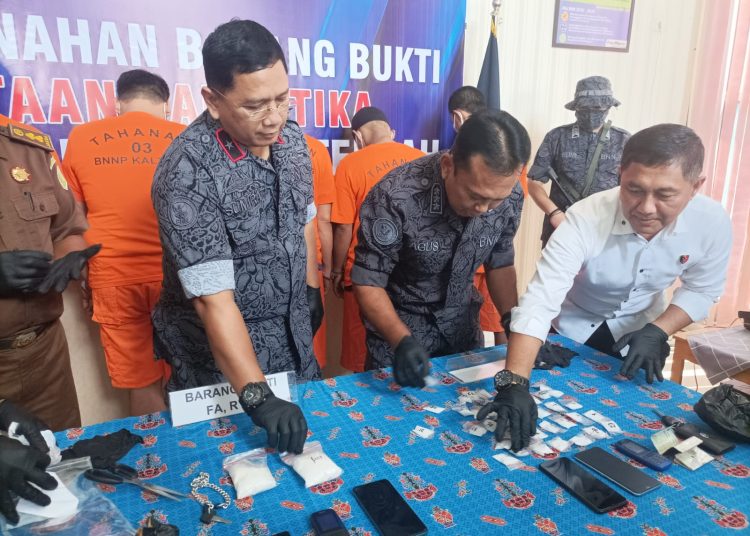 Keterangan Foto : BNNP Kalteng menggelar pemusnahan barang bukti narkotika jenis sabu di Lobi BNNP setempat, Selasa, (21/3). (Foto: Ist)