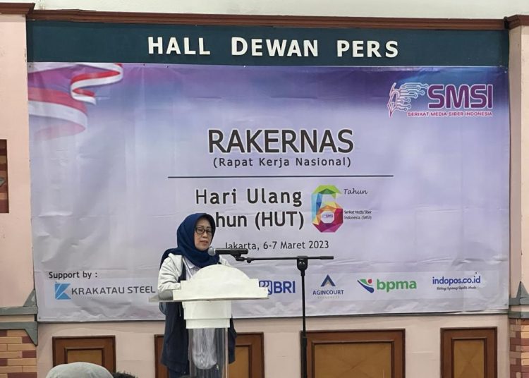 Ketua Dewan Pers Ninik Ninik Rahayu saat membuka Rapat Kerja Nasional (Rakernas) dan HUT ke-6 Serikat Media Siber Indonesia (SMSI) yang digelar di Hall Dewan Pers, Jakarta, Senin (6/3/23). (Photo/ist)