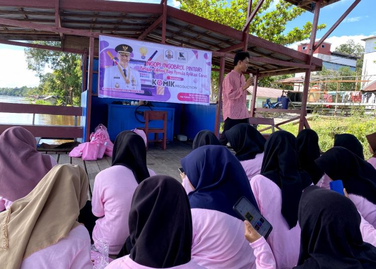 Salah seorang sukarelawan Srikandi Ganjar Kalimantan Tengah saat mengajarkan dan mengajak mengajak para perempuan milenial Desa Tumbang Runen untuk bisa lebih kreatif dan mengerti dengan digital marketing. (Photo/ist)