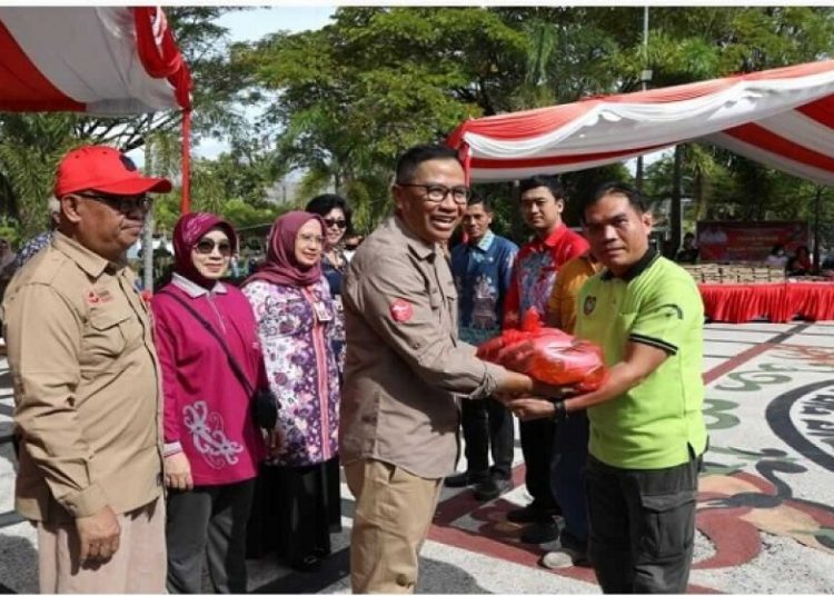 Asisten Bidang Perekonomian dan Pembangunan Setda Prov.Kalteng Leonard S Ampung menyerahkan secara simbolis paket bapok murah kepada PNS golongan II, I, dan Tenaga Kontrak. (Photo/lily)