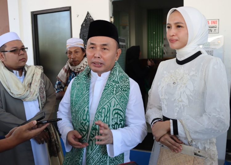 Gubernur Kalteng Sugianto Sabran didampingin Ketua TP-PKK Prov. Kalteng saat diwawancarai usai Shalat Idul Fitri 1444 Hijriah. (Ist)