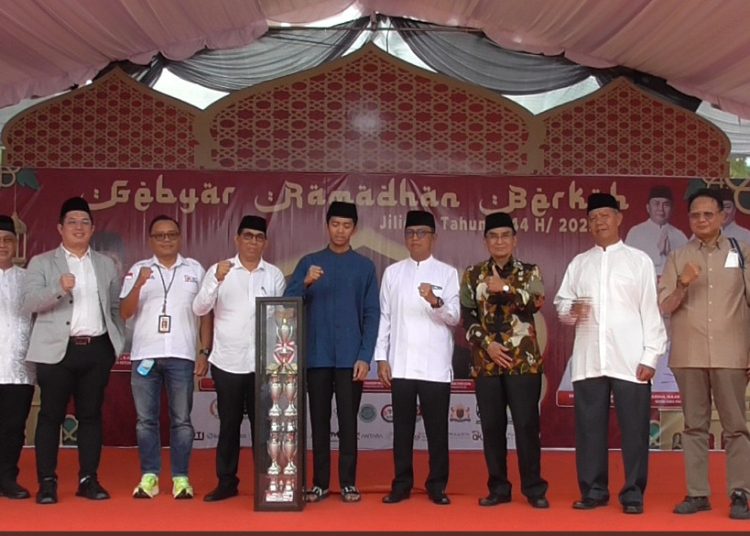 Usai penyerahan piala bergilir Gebyar Ramadhan Berkah Jilid 3 dari Kadispora Kalteng Hamka kepada Ketua Panitia Deden Agustiar Sabran dilakukan photo bersama dengan tamu undangan. (Photo/ivan)