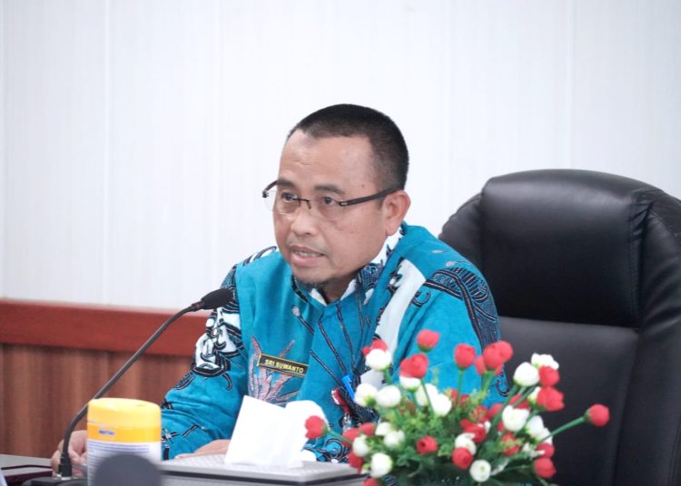 Asisten Administrasi Umum Setda Prov. Kalteng Sri Suwanto saat pimpin Rapat Pembahasan Tindak Lanjut Penyampaian Informasi Kerawanan Kebakaran dari Badan Restorasi Gambut dan Mangrove Indonesia. (Photo/aldo)