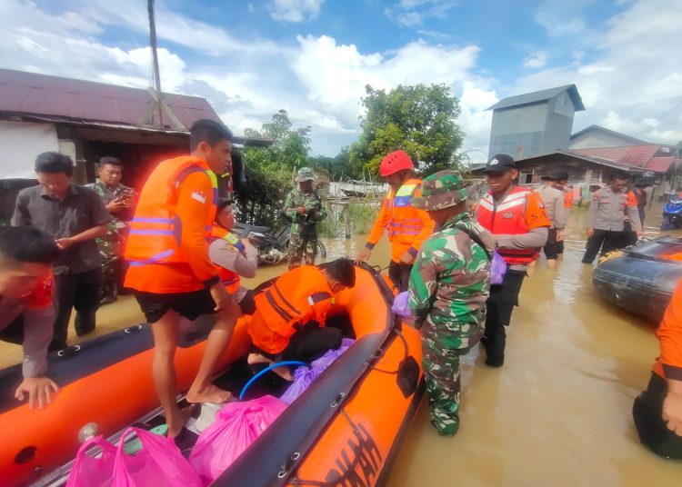 Pemprov dan Tim Gabungan saat mendistribusikan dukungan logistik ke masyarakat, (Photo/ist)