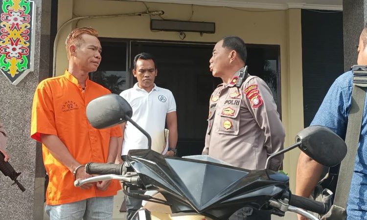 Tersangka Daud Heryanto (44) saat digiring anggota polisi Polsek Pahandut untuk menunjukkan barang bukti hasil kejahatannya, Rabu (12/4). (Foto/Rizal)