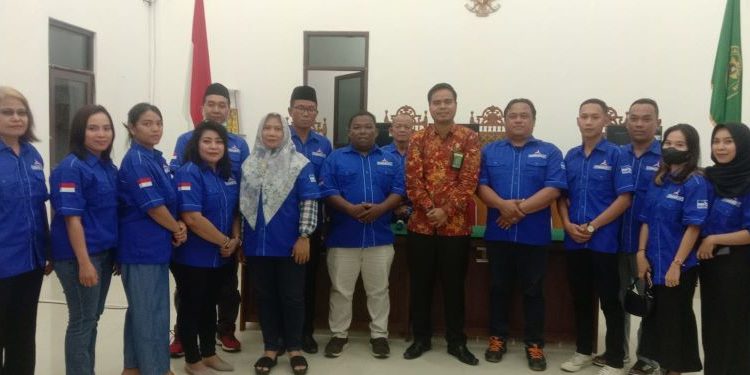 Sekretaris DPC Partai Demokrat Kabupaten Katingan, Supri saat menyampaikan permohonan perlindungan Kepengurusan PP Partai Demokrat di PN Katingan, Kamis sore (6/4). (ist)