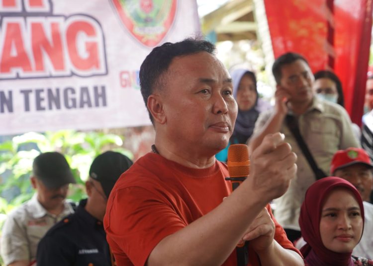 Gubernur Kalteng Sugianto Sabran saat menyampaikan sambutan di lokasi Pasar Penyeimbang pada Kantor Camat Baamang Sampit. (Photo/rizaldi)