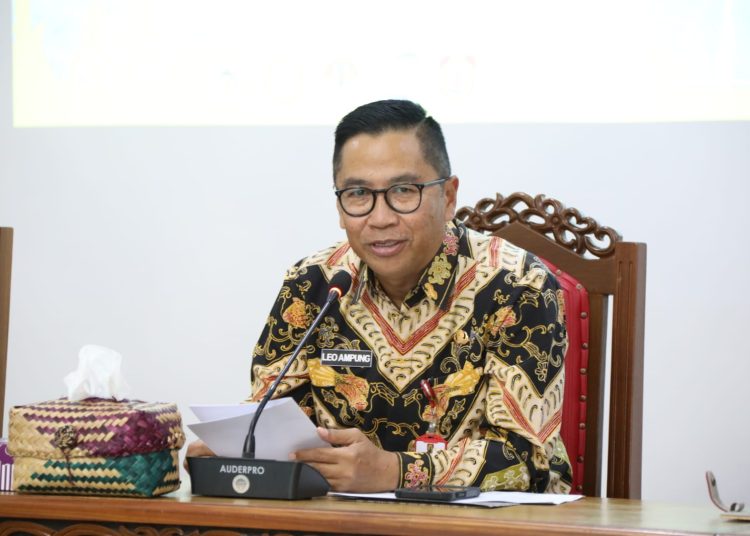 Asisten bidang Ekbang Leonard S. Ampung saat memimpin rapat Finalisasi Pekan Daerah (PEDA) Nelayan XIII Andalan (KTNA) Tingkat Prov. Kalteng. (Photo/feri/arif)