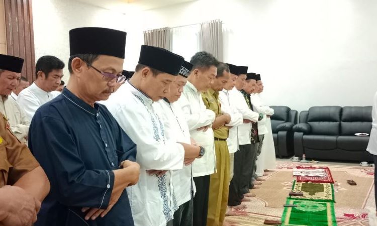 Salat berjamaah saat acara ramah tamah Plt Bupati Kapuas bersama Wagub Kalteng. (ist(