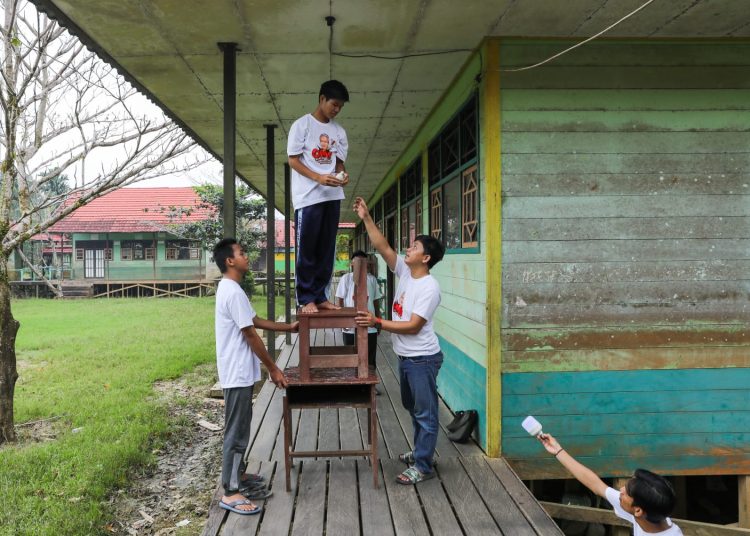 OMG Kalteng saat bergotong royong memperbaiki Madrasah Aliyah Katingan. (Photo/ist)