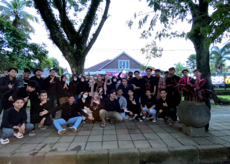 Mahasiswa asal Kalteng di Kota Malang melakukan photo bersama sebelum membagi-bagikan takjil Ramadhan. (Photo/ist)