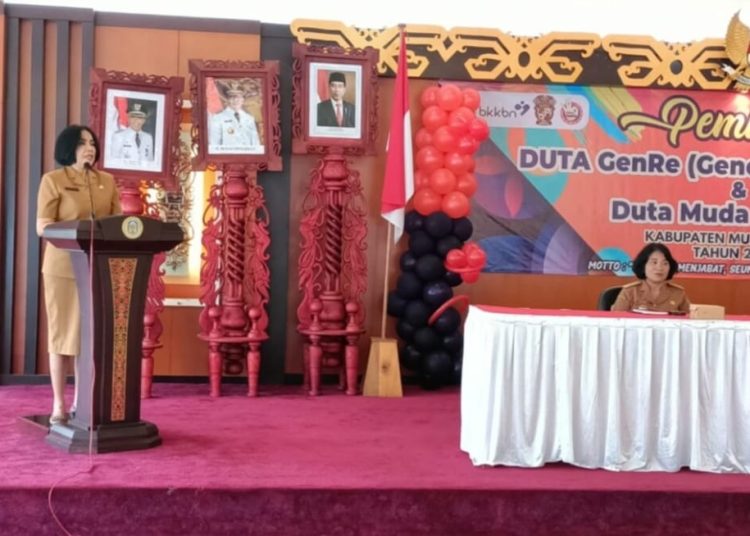 Plt Kepala Dinas P3APPKB Murung Raya Lynda Kristiane saat sambutan pada acara pemilihan Duta Genre (Generasi Berencana) dan Duta muda Inspirasi Kabupaten Murung Raya tahun 2023,yang berlangsung di aula Cahai Ondhui Tinggang pada Senin (3/4) lalu. (helminadi)