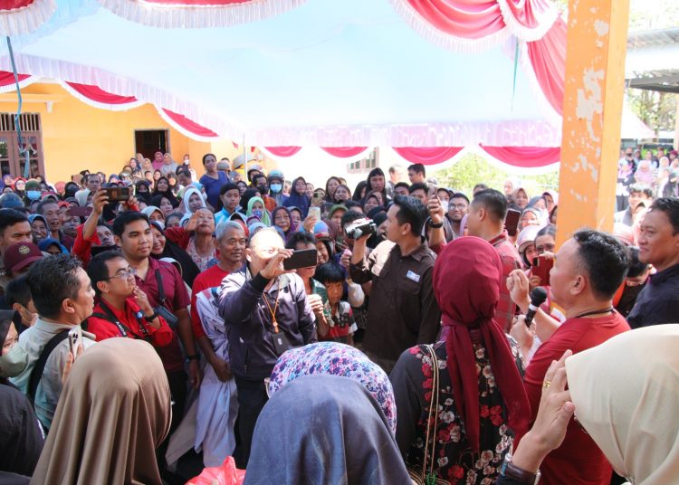 Masyarakat sangat antusias mendatangi Pasar Penyeimbang Kelurahan Ketapang. (Photo/rizal)