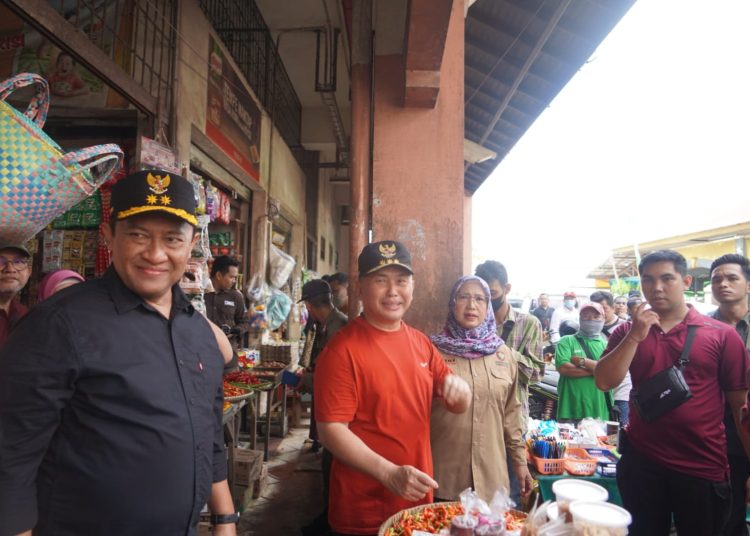 Gubernur Kalteng H. Sugianto Sabran didampingi Wagub Kalteng Edy Pratowo dan Ketua TP PKK Prov. Kalteng Ivo Sugianto Sabran melaksanakan sidak pasar lanjutan di Pasar Pusat Perbelanjaan Mentaya (PPM) Kota Sampit Kabupaten Kotawaringin Timur. (Photo/rizal)