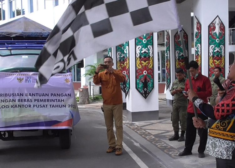 Wagub Kalteng H. Edy Pratowo saat melepas kerangkatan bantuan beras Pemerintah bagi Penerima Bantuan Pangan (PBP) di wilayah Kalteng. (Photo/ivan)