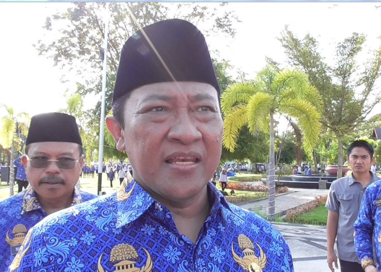 Wagub Kalteng H. Edy Pratowo saat diwawancarai sejumlah awak media usap pimpin Apel Besar Lingkup Pemprov. Kalteng yang dirangkai dengan Upacara Peringatan Hari Otonomi Daerah ke XXVII Tahun 2023 bertema “Otonomi Daerah Maju, Indonesia Unggul”. (Photo/ivan)