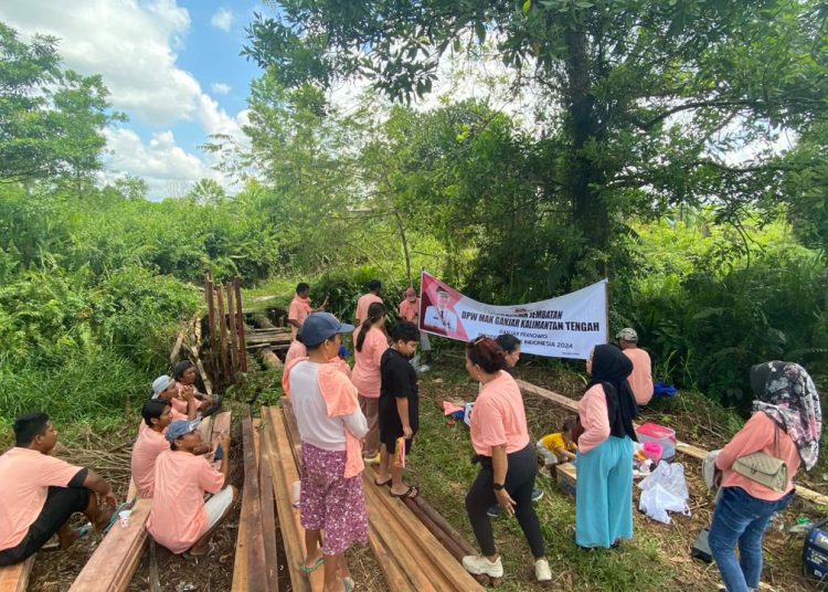 Ibu-ibu pendukung Ganjar Pranowo  saat bergotong royong memperbaiki jembatan penghubung yang ada di Kelurahan Bukit Tunggal, Kecamatan Jekan Raya, Kota Palangka Raya, Kalimantan Tengah. (Photo/ist)