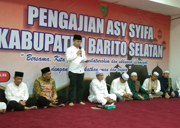 Pj. Bupati Barsel H. Deddy Winarwan saat menyampaikan sambutan pada acara pengajian Asy Syifa di pendopo Rujab Bupati Barsel