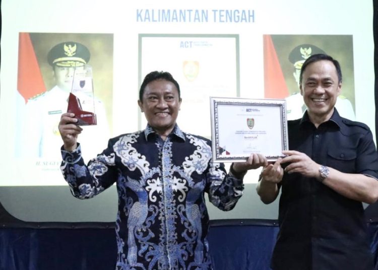 Wagub Kalteng H. Edy Pratowo menerima penghargaan berAKHLAK dari Founder of ACT Consulting International Ary Ginanjar Agustian. (Photo/asep)