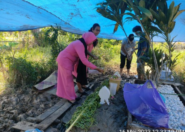 Bhayangkari Cabang Kapuas Takziah ke Rumah Duka Anggota Bhayangkari Ranting Mantangai Sebagai Bentuk Umgkapan Belasungkawa. (Ist)