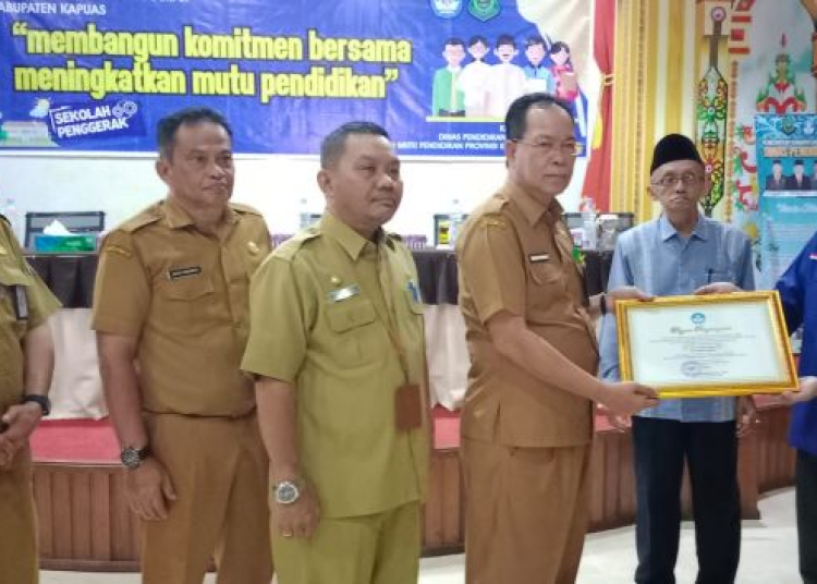 Kepala Dinas Pendidikan Kapuas Drs. Aswan, M.Si juga memberikan Piagam Penghargaan yang di terima langsung DR. Tomy Haridjaya, S.Sos, MM. saat Forum Pemangku Kepentingan (FPK)  yang diikuti seluruh Kepala Sekolah Penggerak se Kabupaten Kapuas Selasa (23/05/). (ist) 